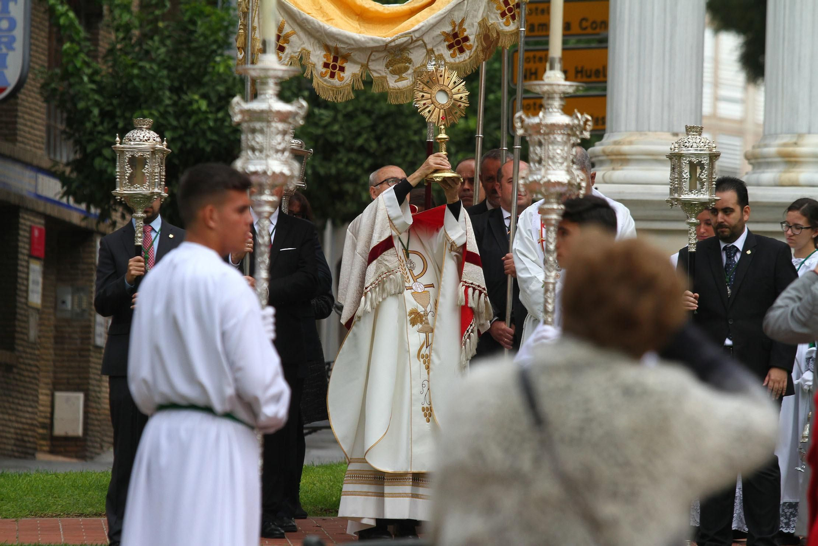Procesión Solemne  de la Hermandad de La Vera Cruz, con el Santísimo Sacramento.