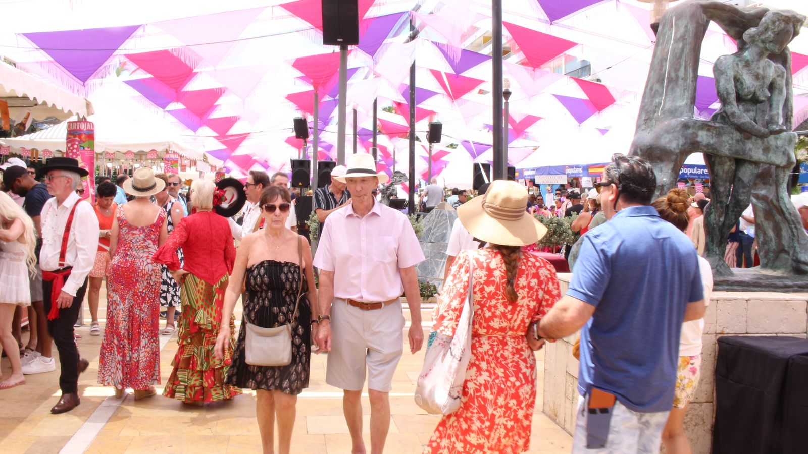 Los residentes y turistas disfrutando de la Feria de Día.