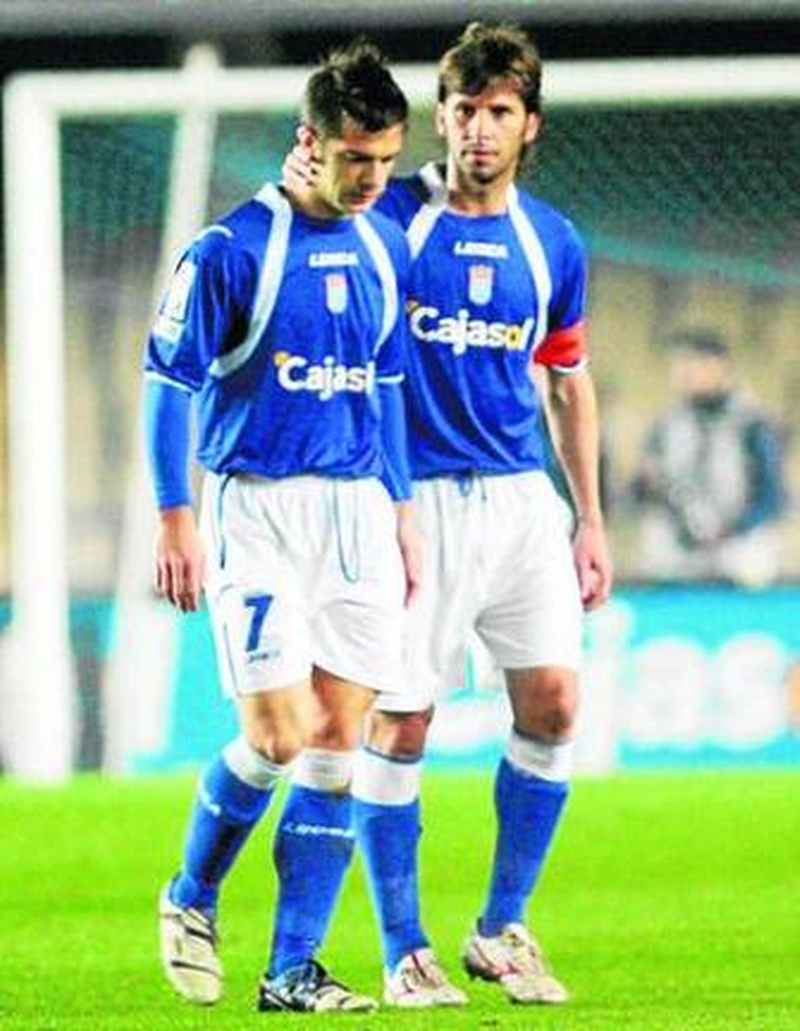 Mendoza consuela a Edu Moya tras lesionarse el viernes.