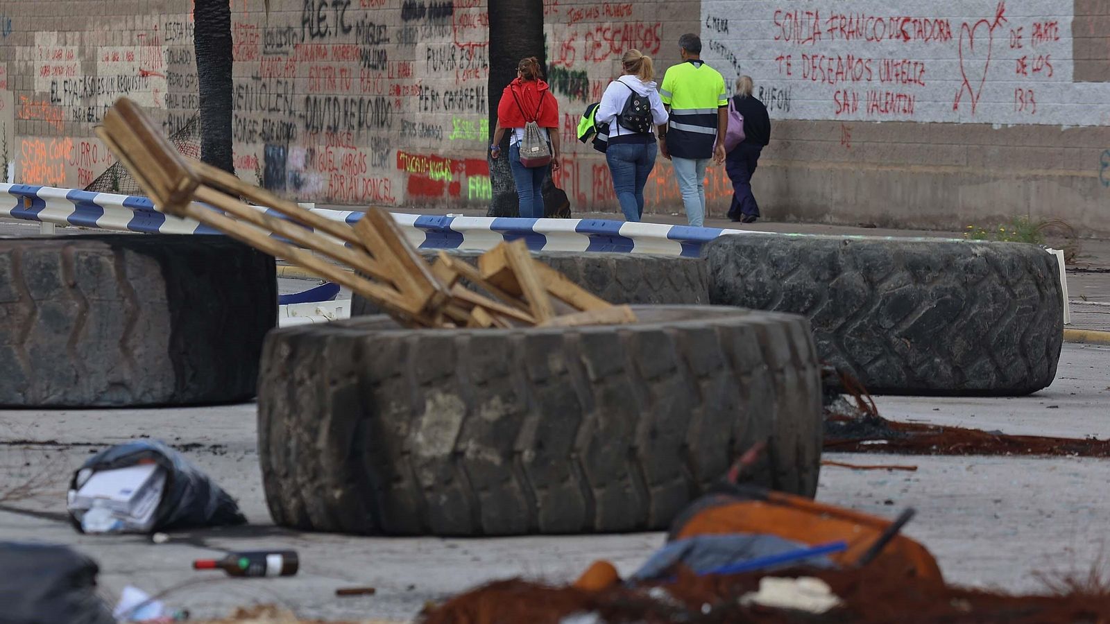 Una de las barricadas en el exterior de la factoría de Palmones. Una de las barricadas en el exterior de la factoría de Palmones.