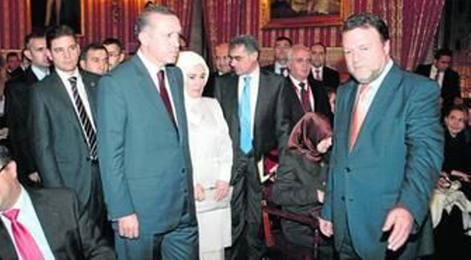 Monteseirín recibe al matrimonio Erdogan, rodeado de sus ministros, en el Salón Colón antes de recibir el premio.