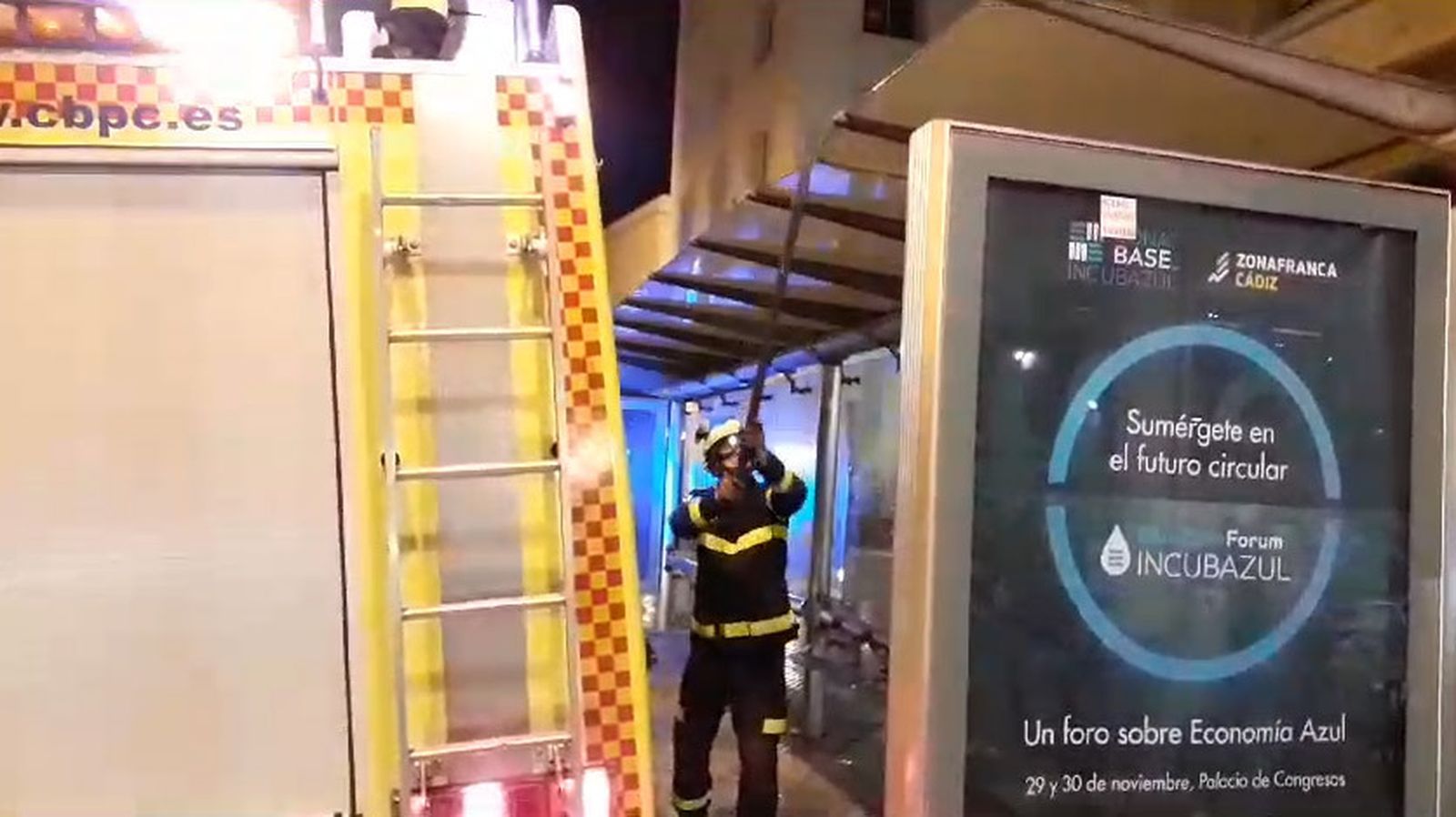 Un bombero, durante la actuación.