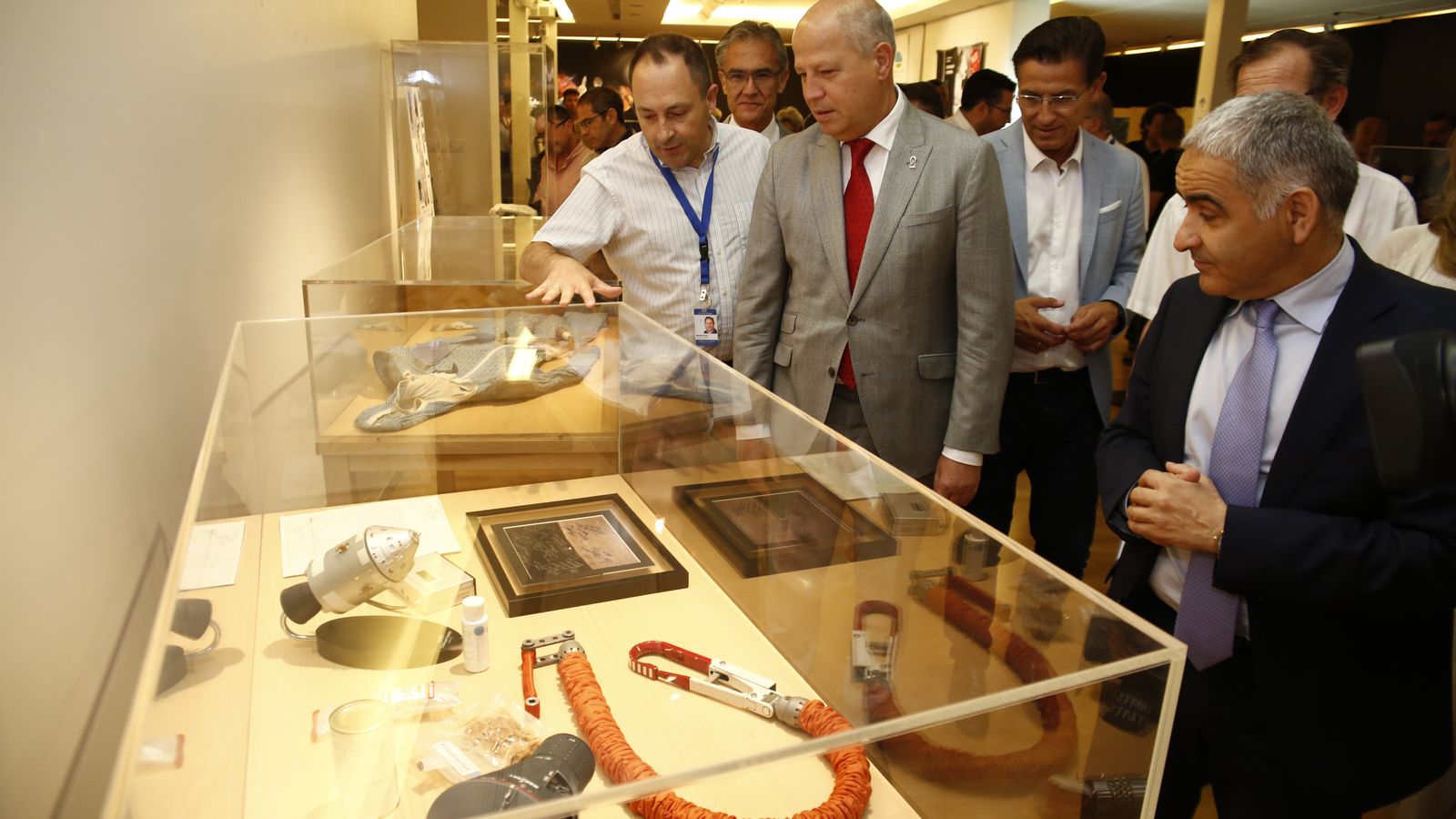 El consejero de Educación y Deporte, Javier Imbroda, y el alcalde de Granada, Luis Salvador, visitan la exposición de objetos de misiones espaciales