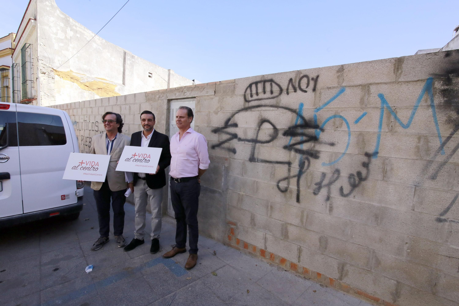 José Antonio Díaz, junto a los técnicos del Ayuntamiento, en el solar que saldrá a subasta.