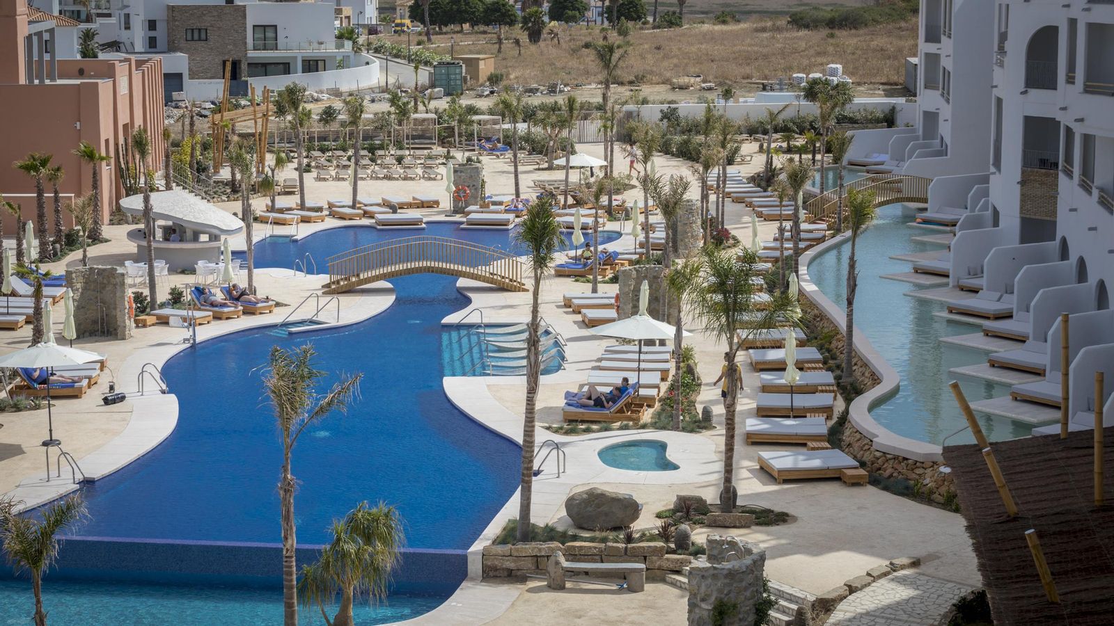 Imagen de la piscina principal, con las habitaciones swim up a la derecha.