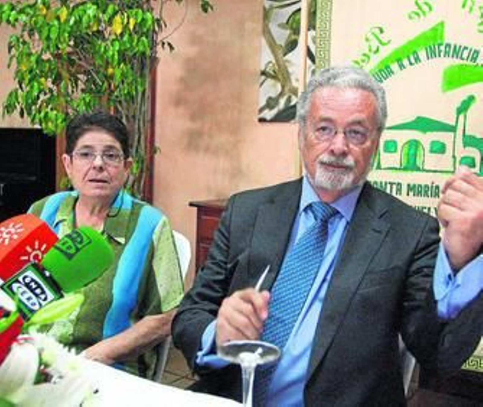 Jesús Maeztu y Paula Santiago hablan para los medios en la sede de la entidad.