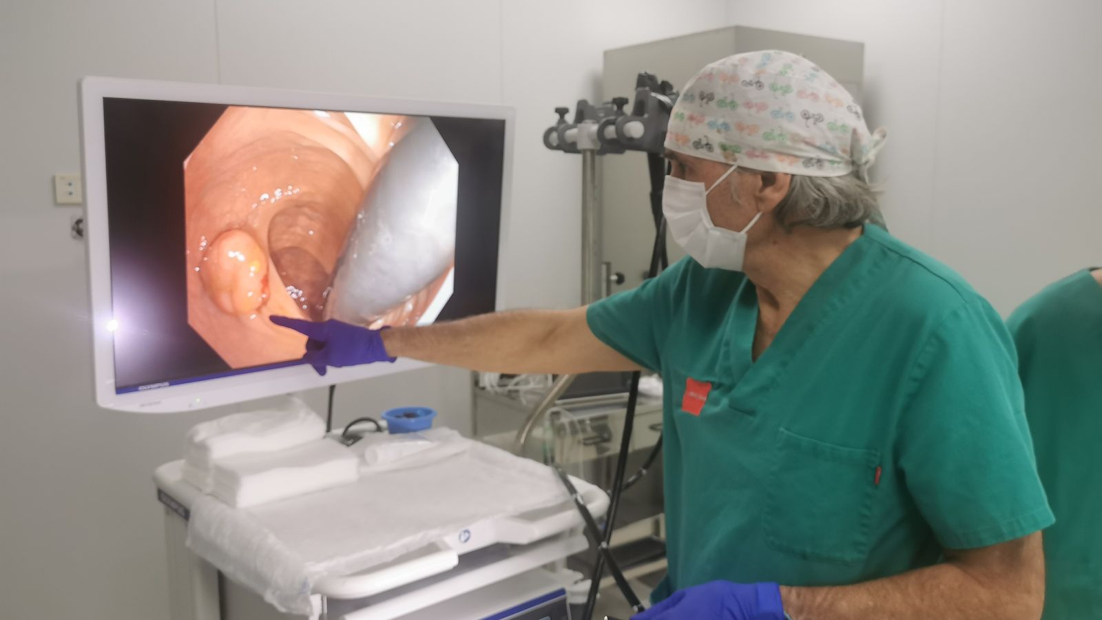 El Dr. López Cano, durante un procedimiento endoscópico.