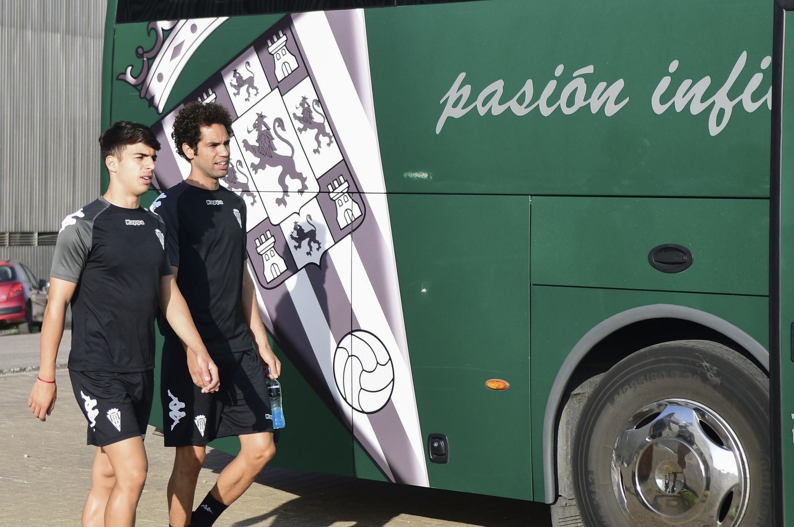 Álvaro Aguado y Quim Araujo suben al autobús del Córdoba.