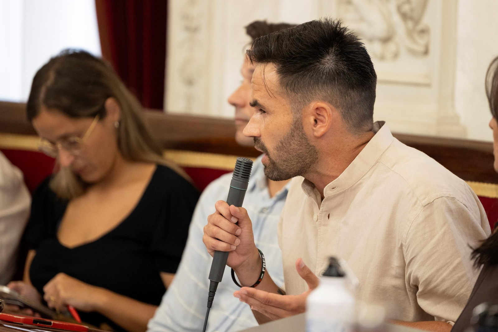 El portavoz de Adelante Izquierda Gaditana, David de la Cruz, interviene en el Pleno municipal.