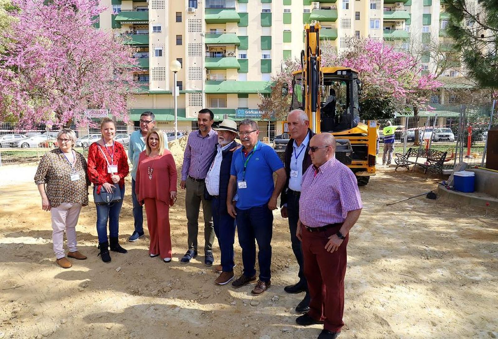 La alcaldesa y José Antonio Díaz, con vecinos del Parque Atlántico