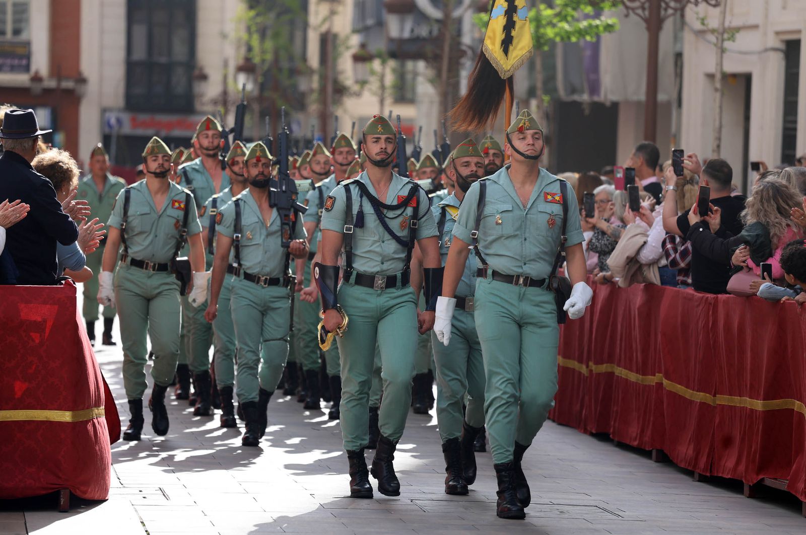 Sábado de Pasión: Imágenes de la procesión del Cristo de la Vera+Cruz portado por el Grupo de Caballería Ligero Acorazado 'Reyes Católicos' II de la Legión de Ronda