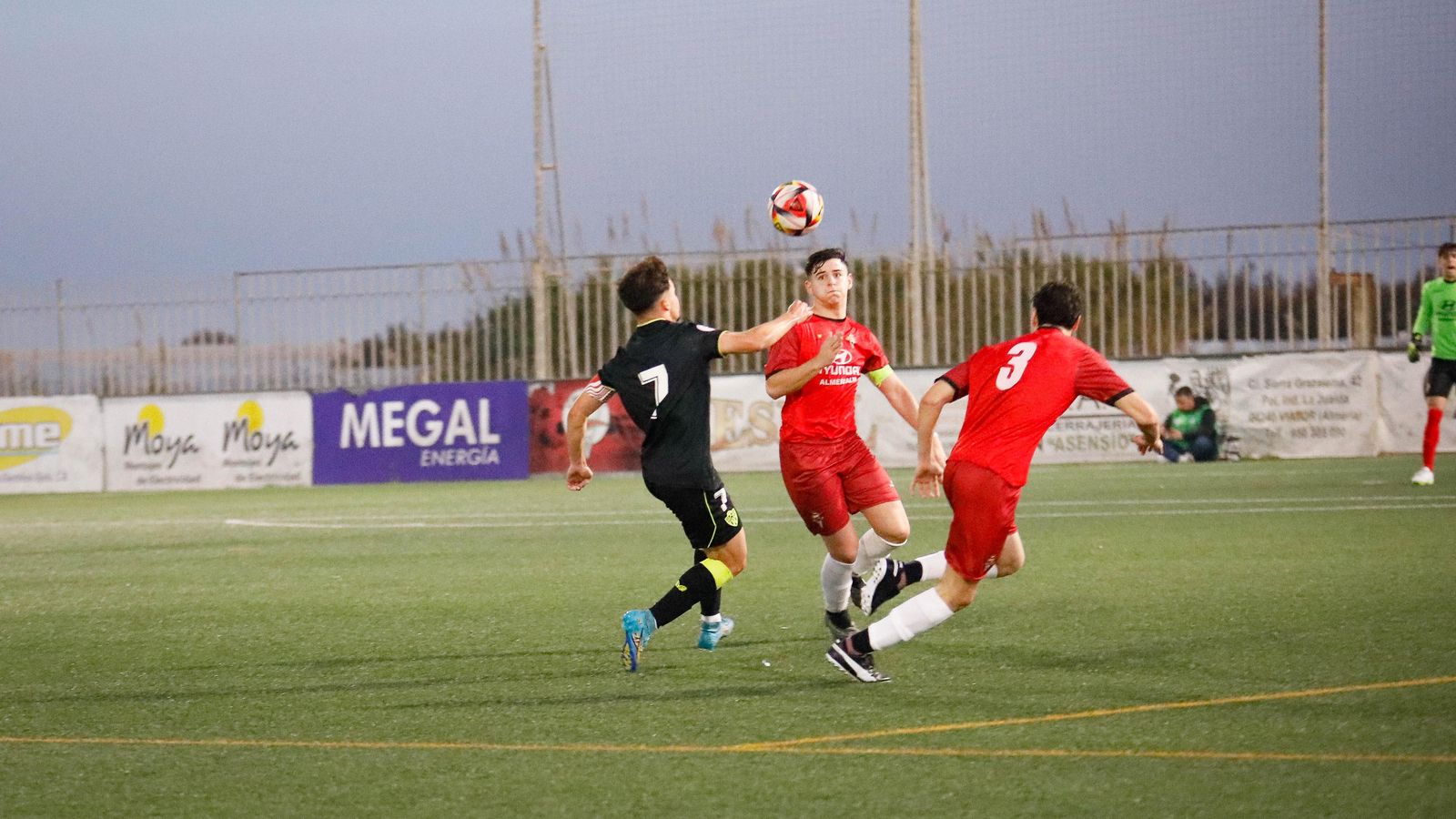 Juanjo Linares pelea por un balón con el capitán de La Cañada Berenguel.