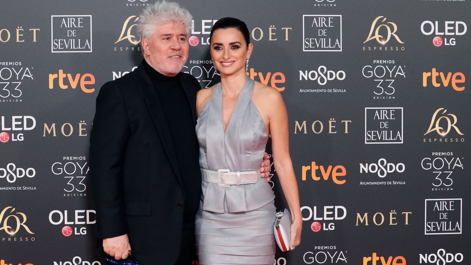 Pedro Almodóvar y Penélope Cruz, antes de acceder a la gala.
