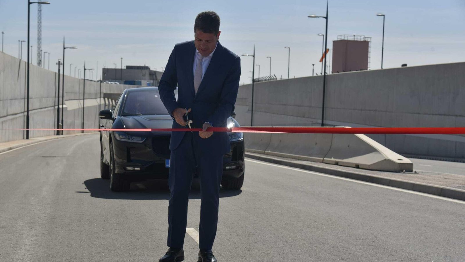 Fabián Picardo corta la cinta inaugurando el nuevo túnel