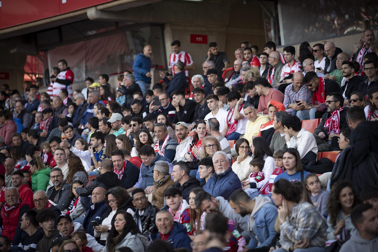 Encuéntrate en el recibimiento al Granada y la grada de Los Cármenes