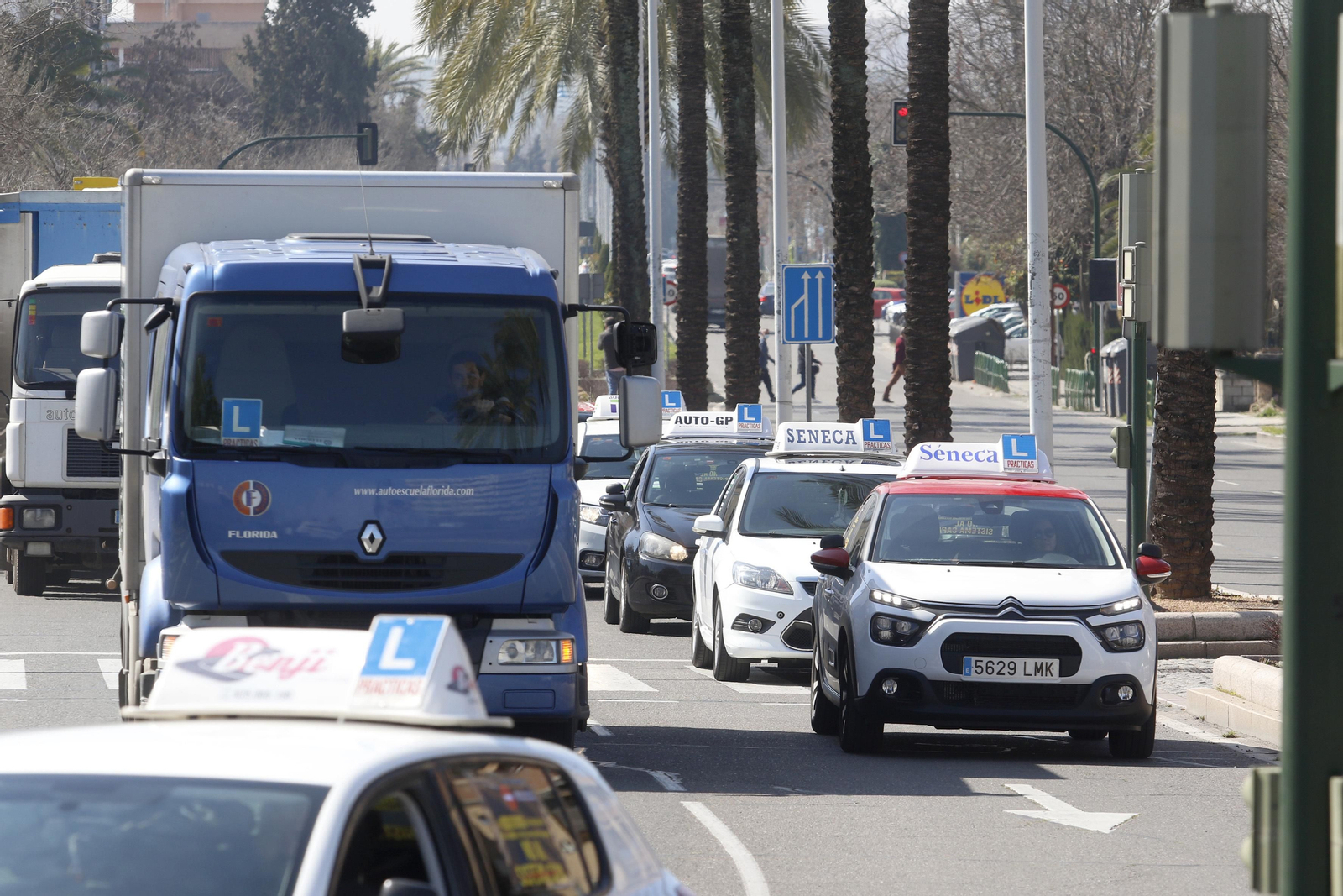 Así ha sido la protesta de las autoescuelas de Córdoba por la implantación del sistema CAPA Así ha sido la protesta de las autoescuelas de Córdoba por la implantación del sistema CAPA