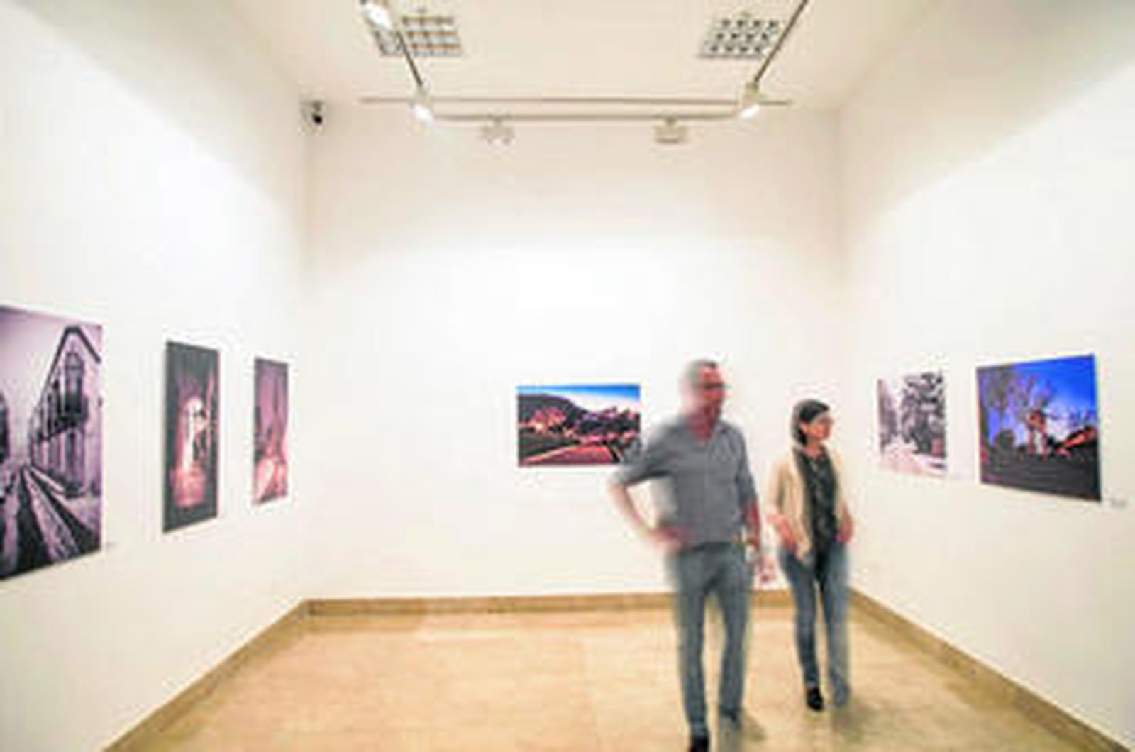 1. Fotografías de José Báez Carballo con diferentes paisajes de Estepa. 2. El consejo regulador de mantecados y polvorones y la D. O. Estepa han participado en la exposición con imágenes de los trabajos relacionados con ambos sectores.