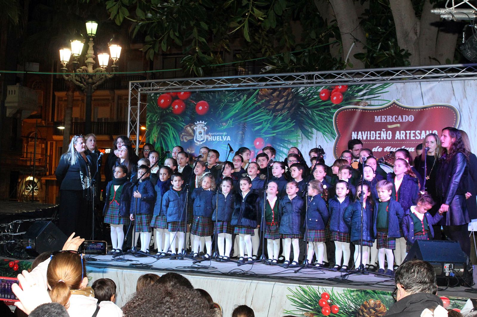 El coro del Colegio María Inmaculada de Huelva canta en el cuentacuentos organizado por ‘Huelva Información’.