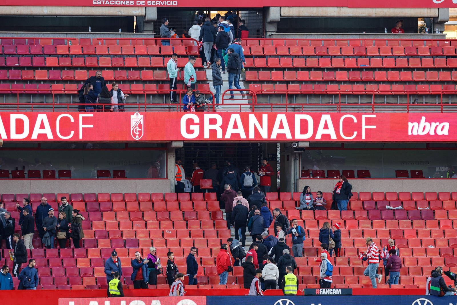 Las imágenes de la suspensión del Granada - Athletic por la muerte de un aficionado