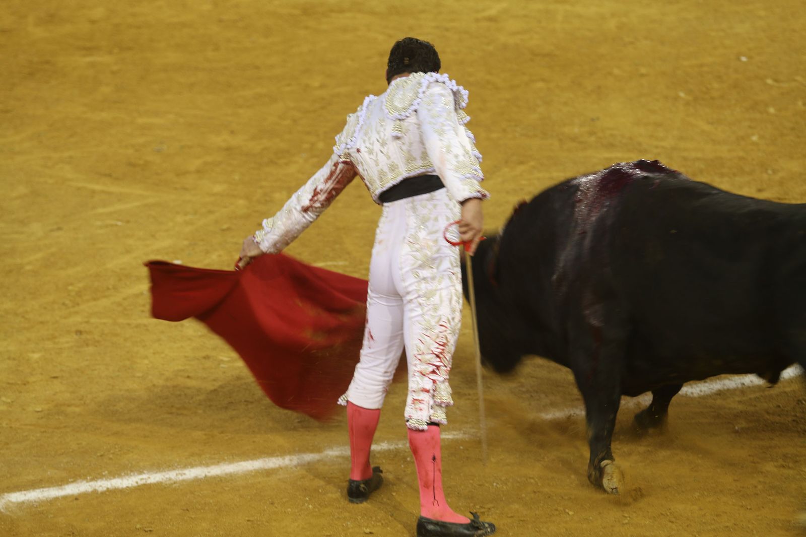 Daniel Luque, en un pase al quinto de la tarde.