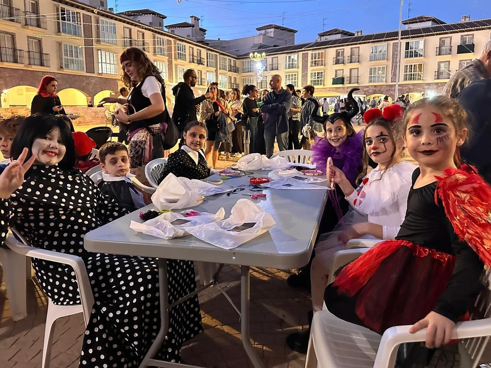 Decenas de familias se reunieron en la plaza mayor para pasar Halloween en comunidad.