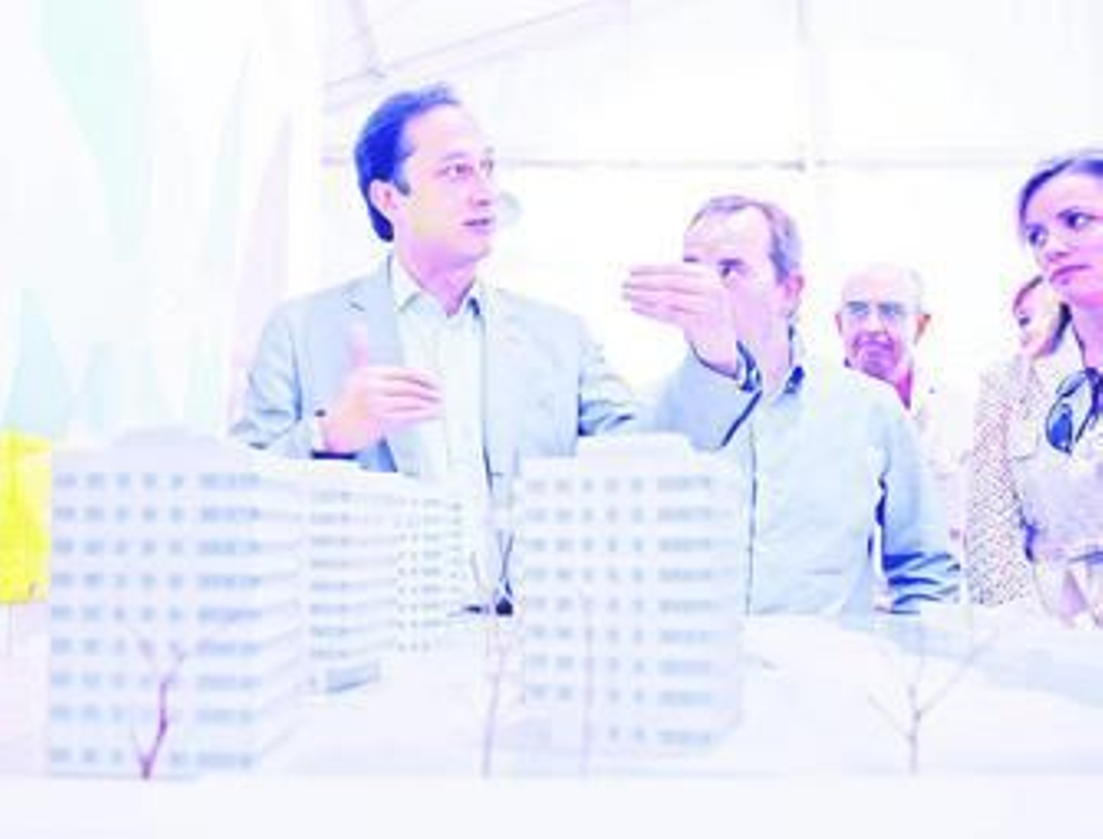 Gómez de Celis y Juan Carlos de León, ante la maqueta del proyecto.