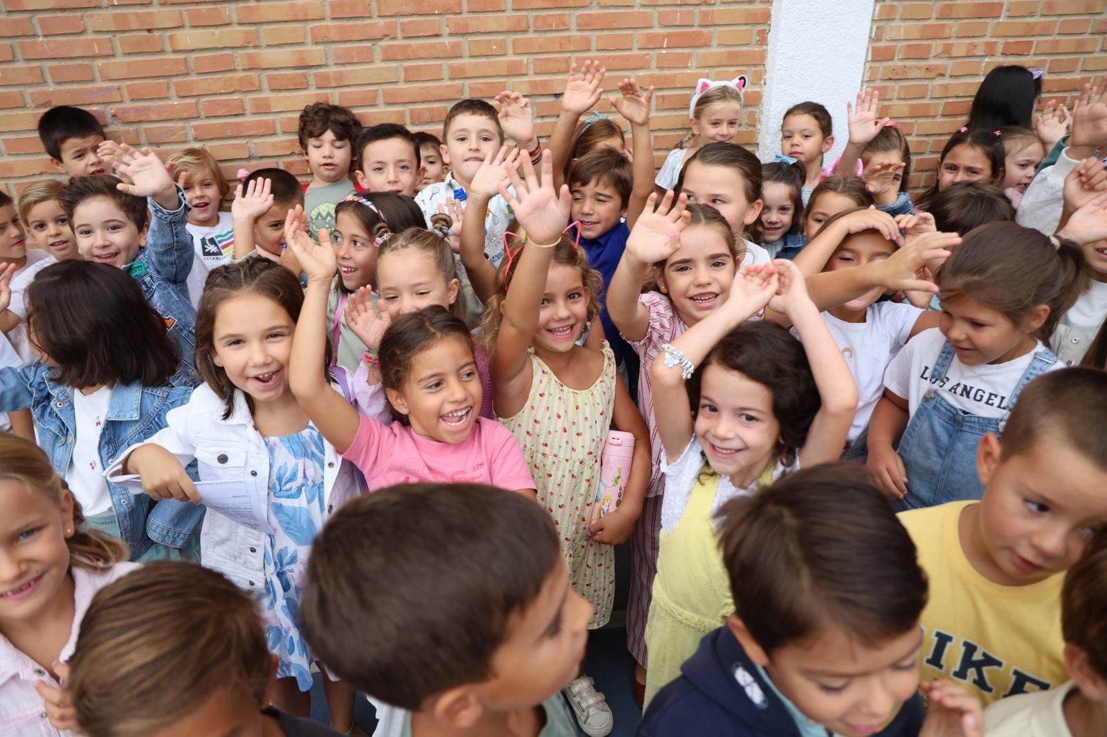 Los niños de primero de Primaria antes de entrar el primer día a clase en el colegio Colón Hermanos Maristas de Huelva.