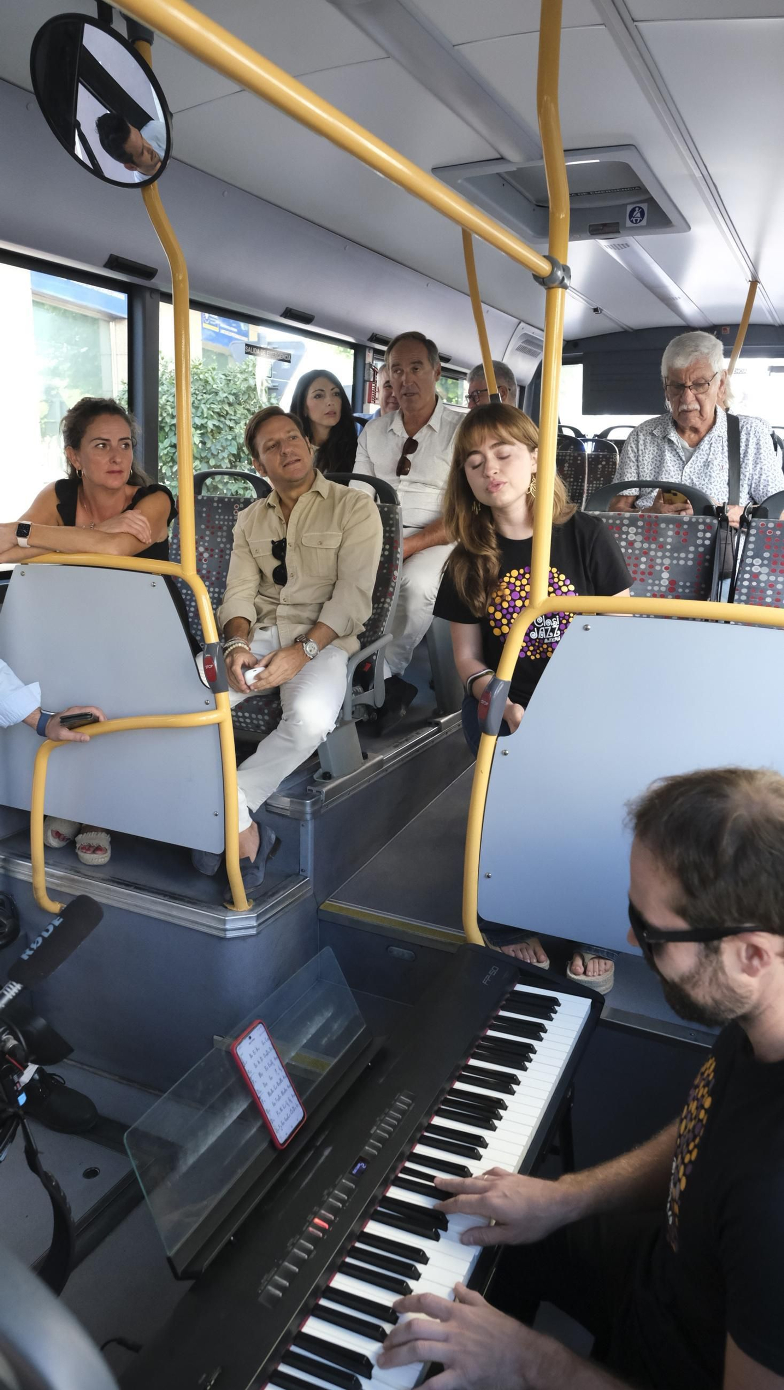 La música sube al bus, en imágenes
