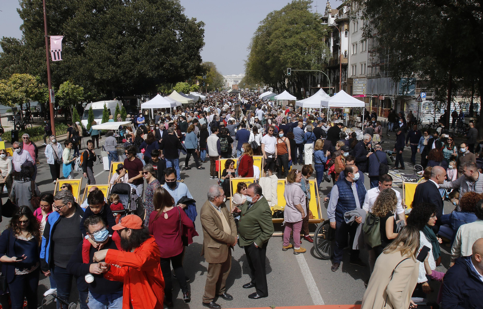CORTE DEL PASEO COLON CON MERCADILLOS Y COLOCACION DE FLORES
