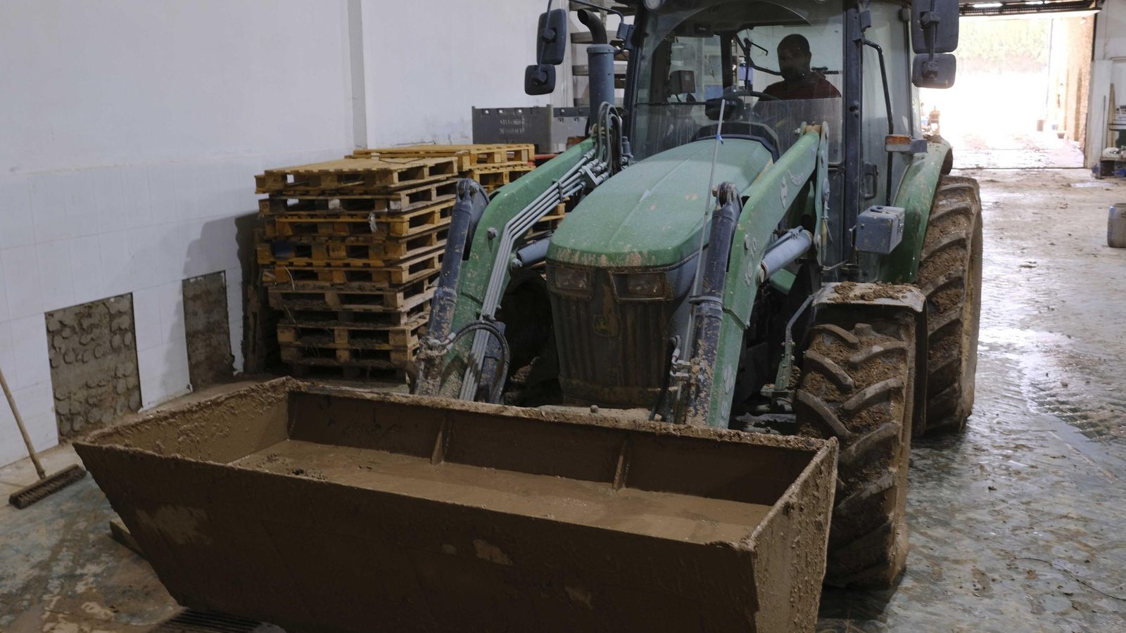 Tractor cargado de lodo en las instalaciones de Revelbe.