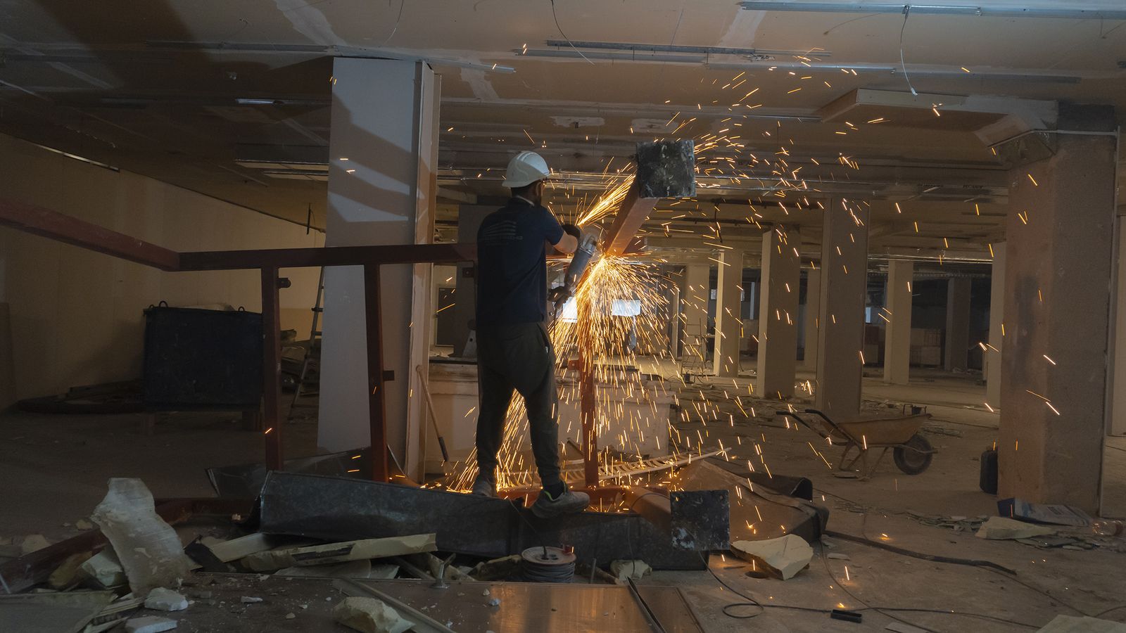 Inicio de las obras de reforma del nuevo supermercado Más Ahorro de Huerta de la Reina.