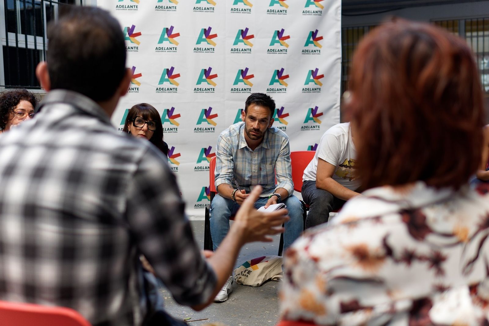 El candidato de Adelante Izquierda Gaditana, David de la Cruz, en un momento de la reunión con profesionales del sector audiovisual y del cine.