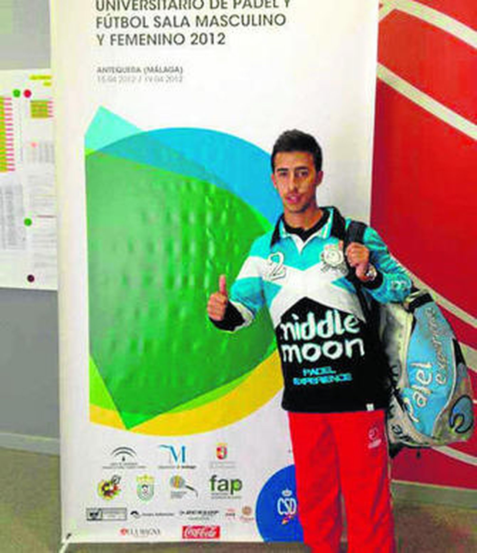 Álvaro Cepero posa junto al cartel anunciador del campeonato.