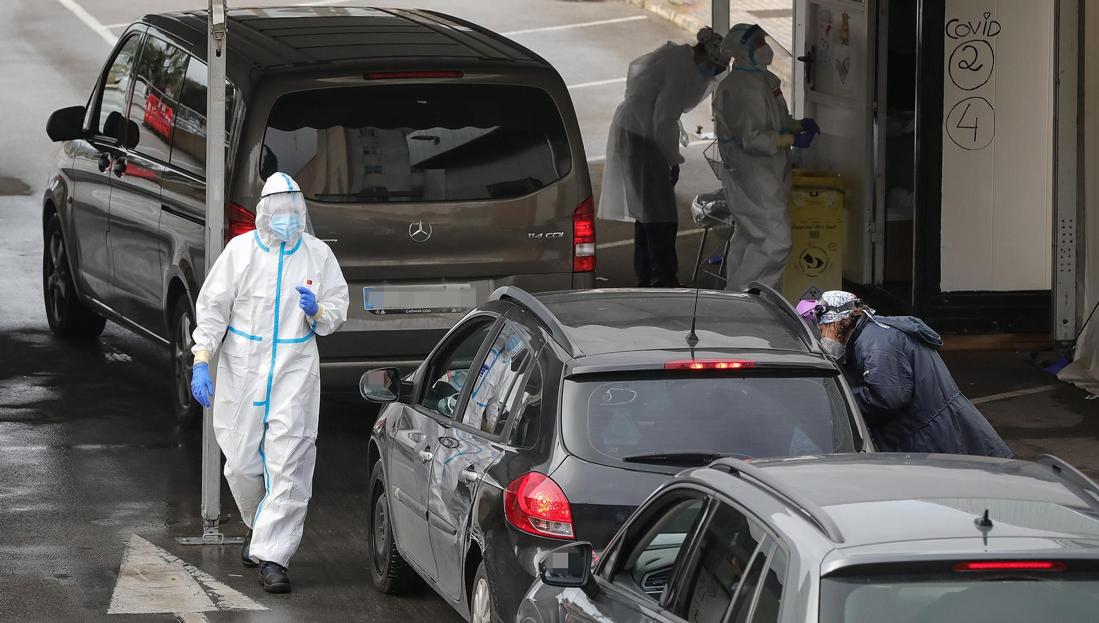 Saturación en el Covid-Car por la gran afluencia de usuarios hoy domingo para hacerse las PCR