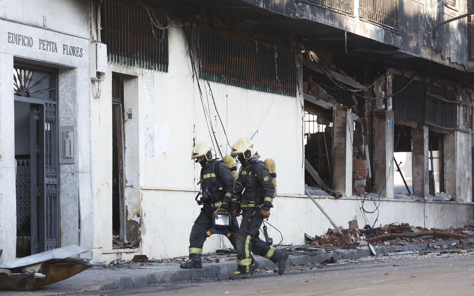 Los bomberos están inspeccionando el interior del edificio.