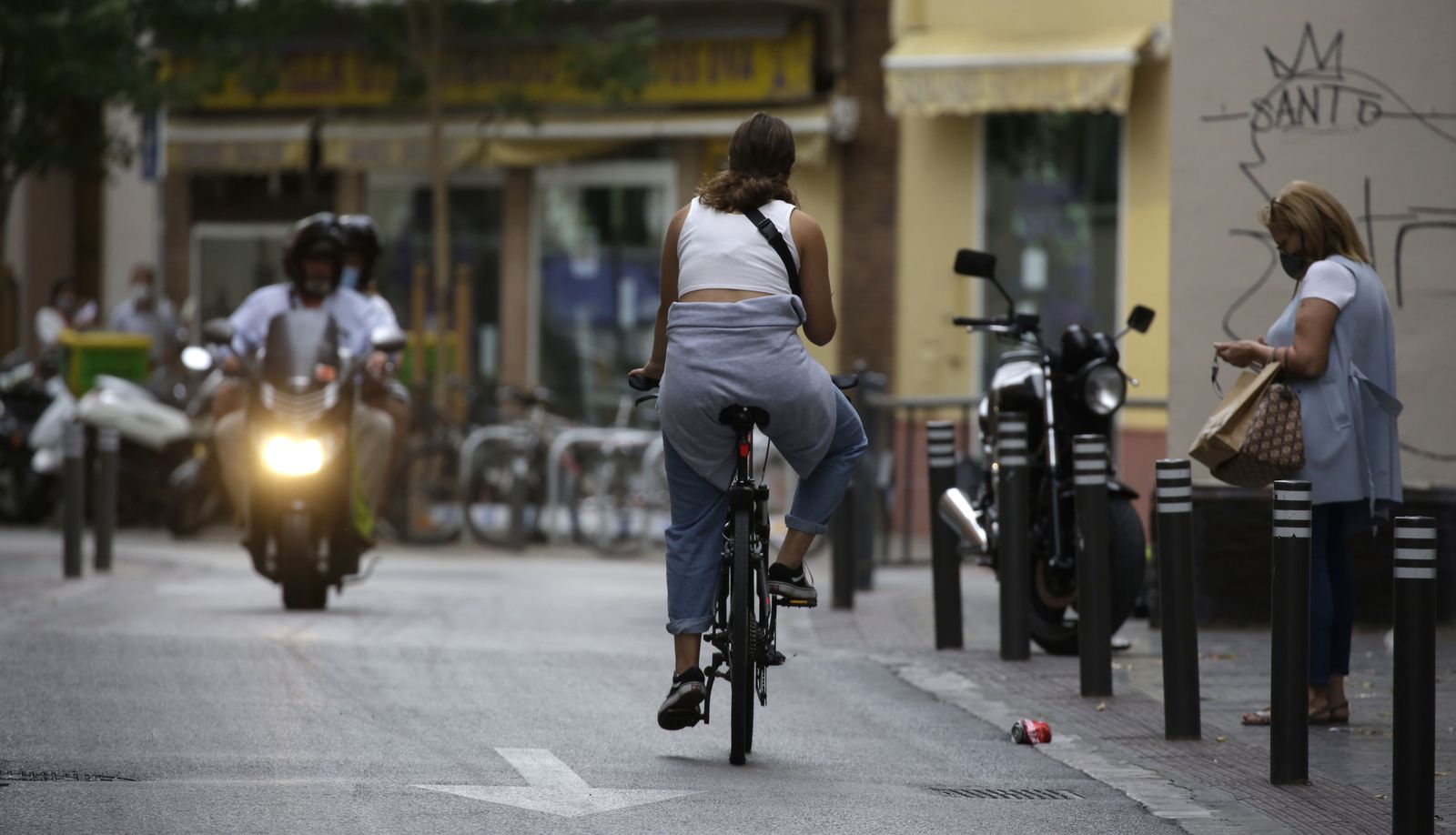Una ciclista a contramano frente a un motorista en Amor de Dios.