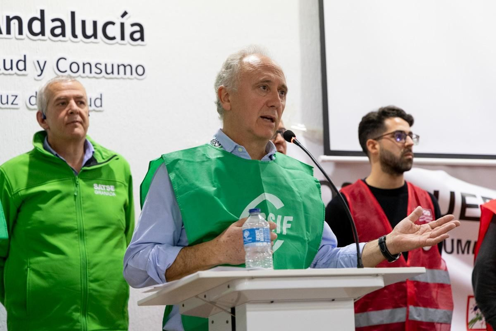 Encierro y asamblea convocado por CCOO, Satse, CSIF y UGT para denunciar el incumplimiento de los acuerdos en materia sanitaria por parte de la Junta de Andalucía