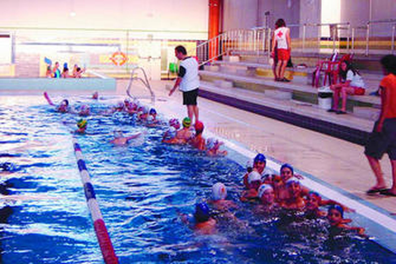 En las piscinas se imparten cursos, terapia y se puede acceder a natación libre.