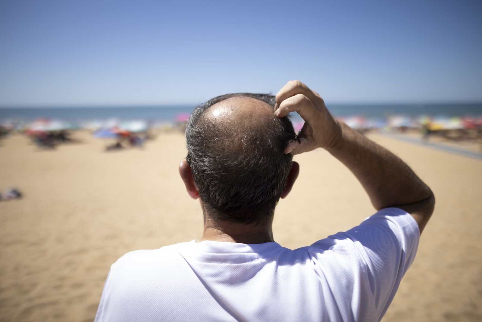 Un hombre en una de las playas del litoral onubense.