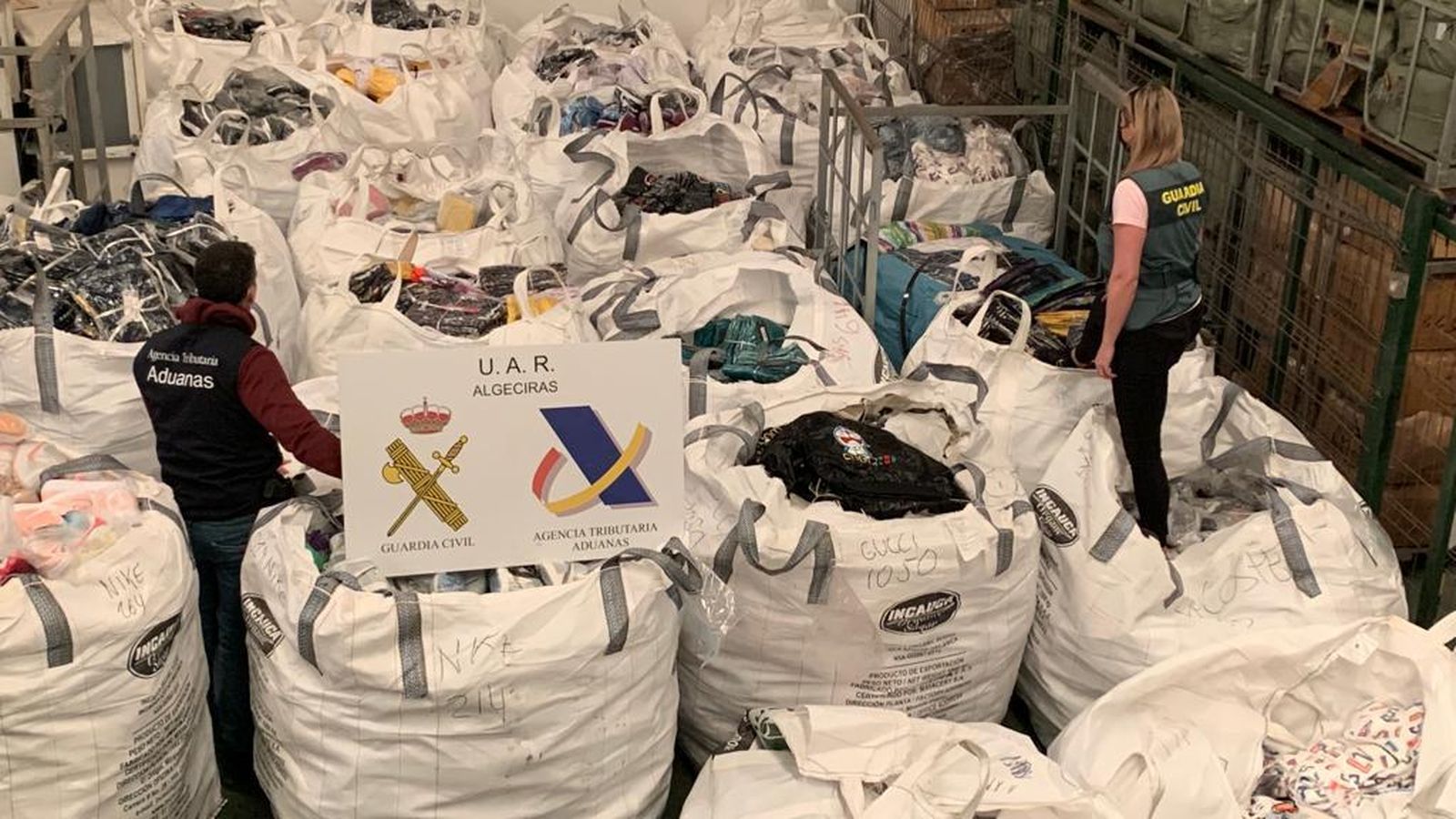 Sacas con el material intervenido.