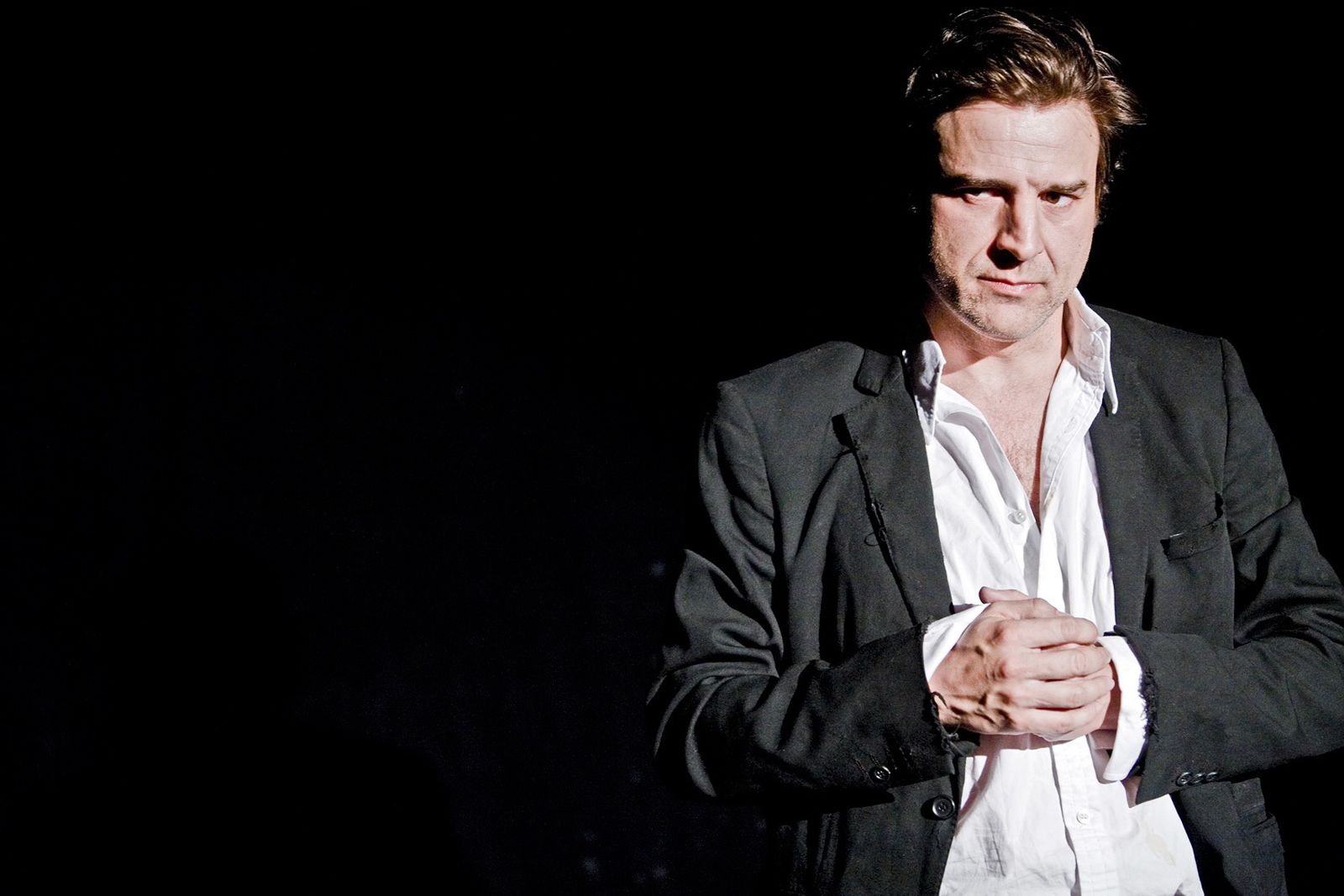 Alberto San Juan, en una escena de 'Autorretrato de un joven capitalista'.