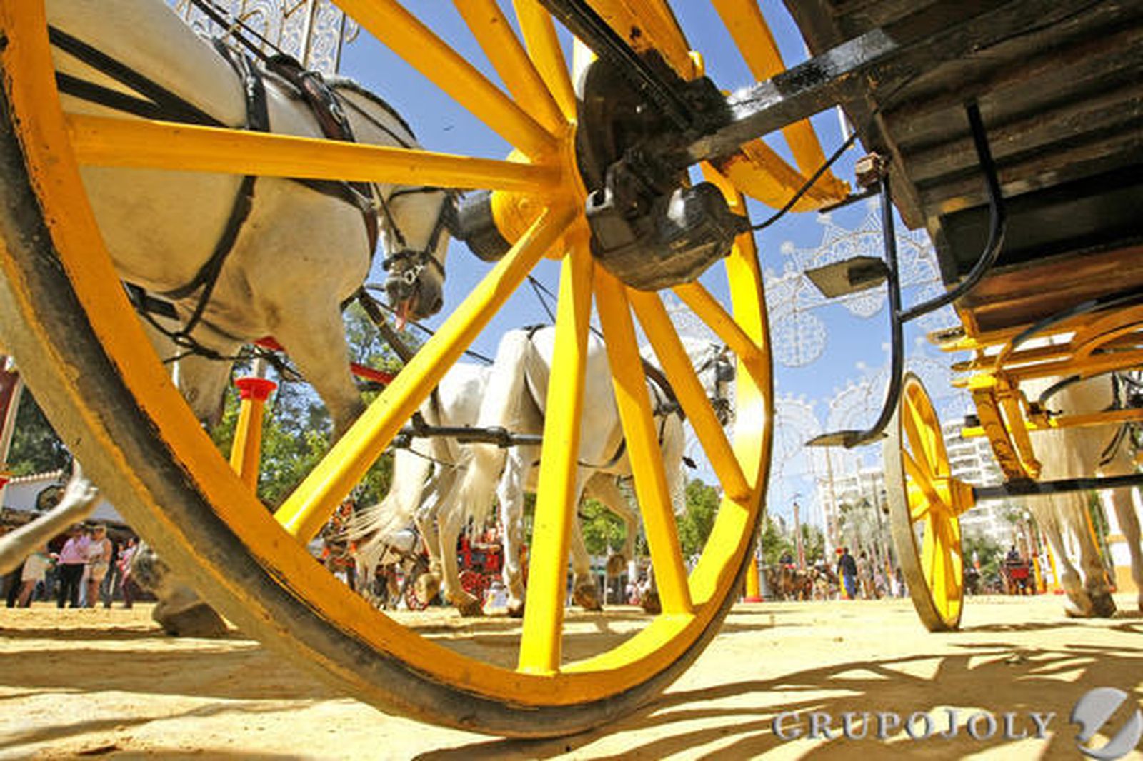 Bella imagen de los bajos de uno de los muchos coches de caballos que recorrieron ayer el González Hontoria a lo largo de toda la jornada. 

Foto: Pascual