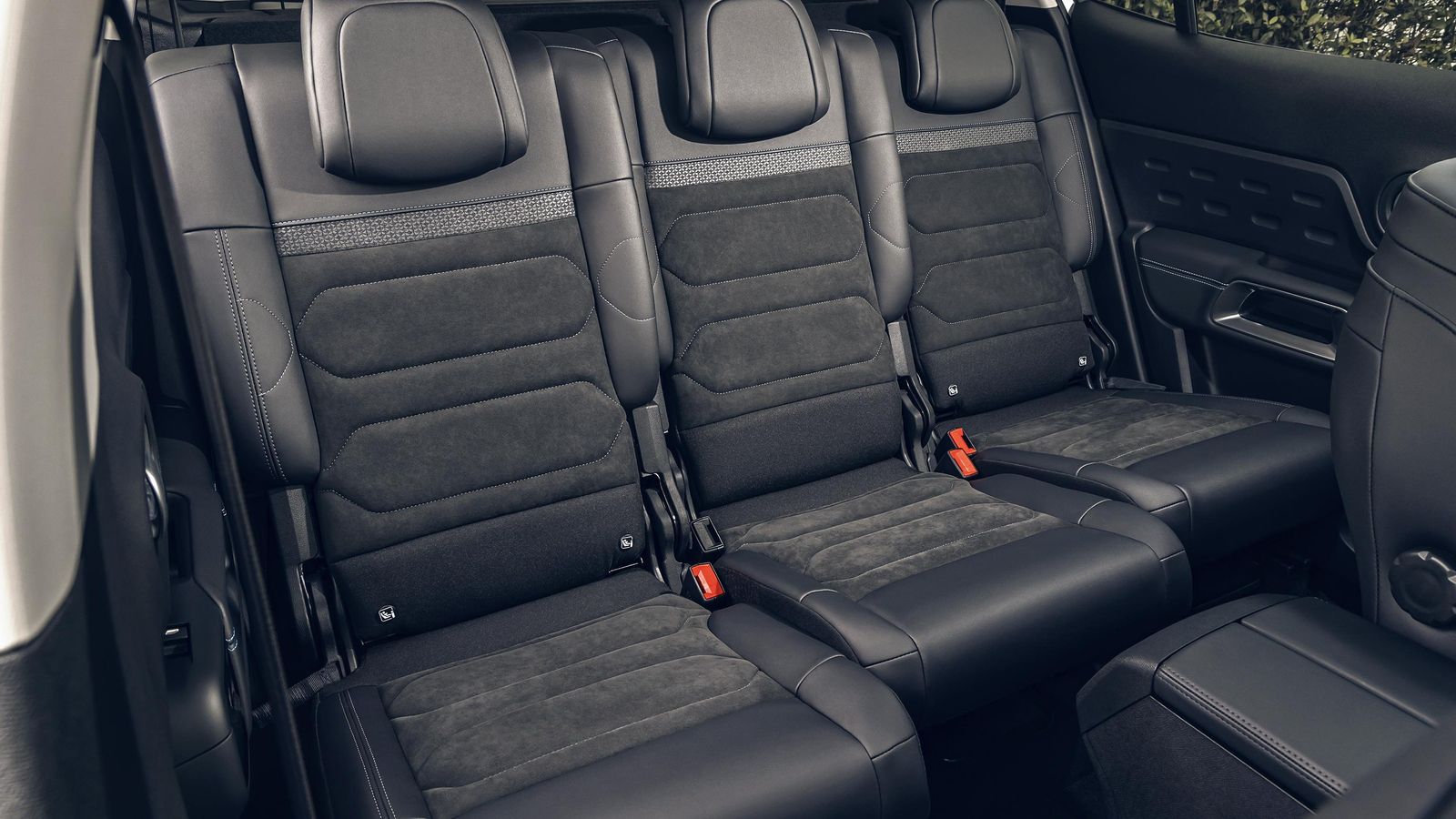 La batería, con una capacidad total de 0,9 kWh, al ir situada bajo el asiento del conductor no limita la capacidad del maletero ni perturba la posibilidad de regular longitudinalmente los tres asientos posteriores independientes.