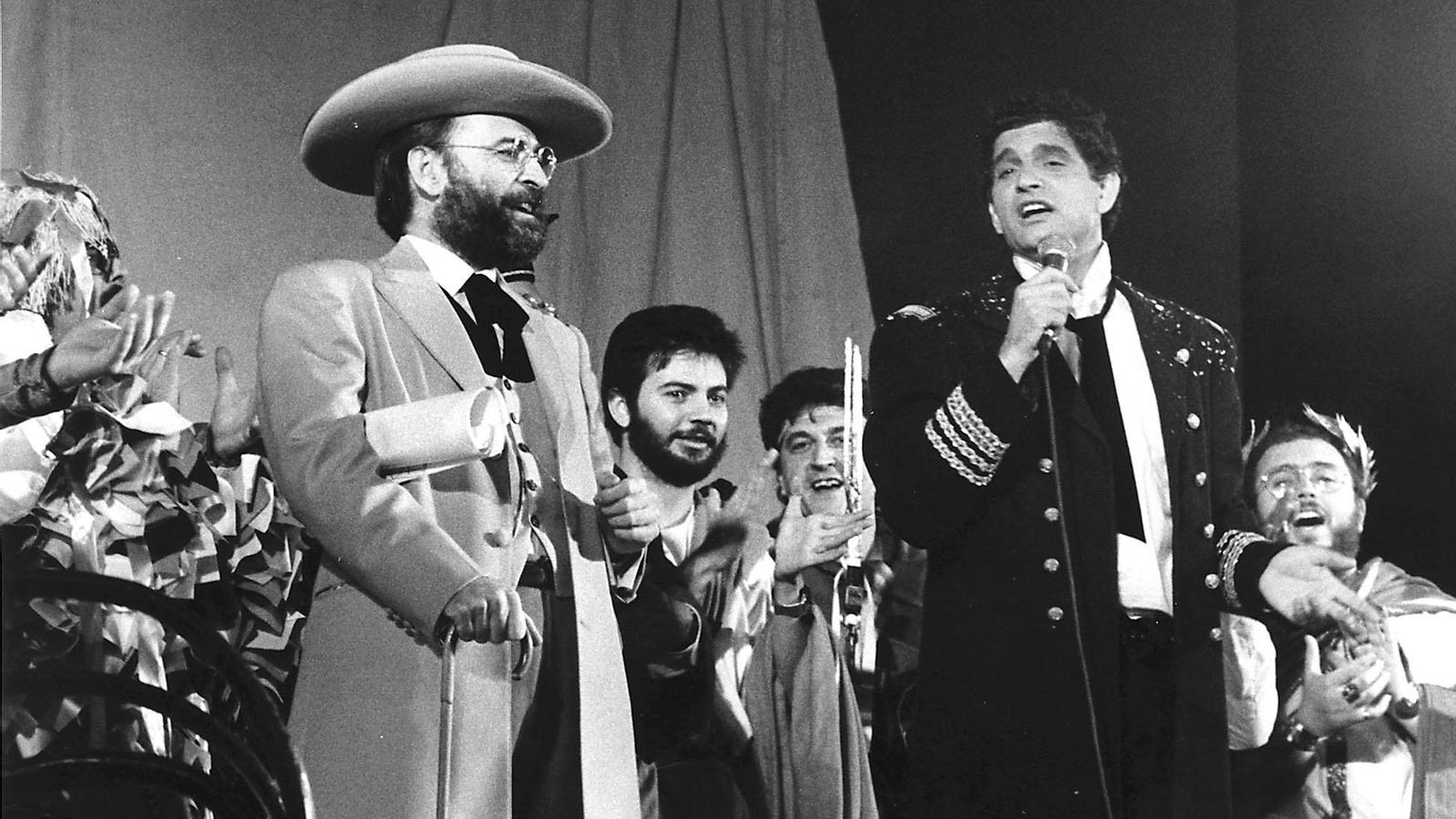 El cantautor Carlos Cano vistió un traje de Pepe Berenguer en su pregón en Cádiz