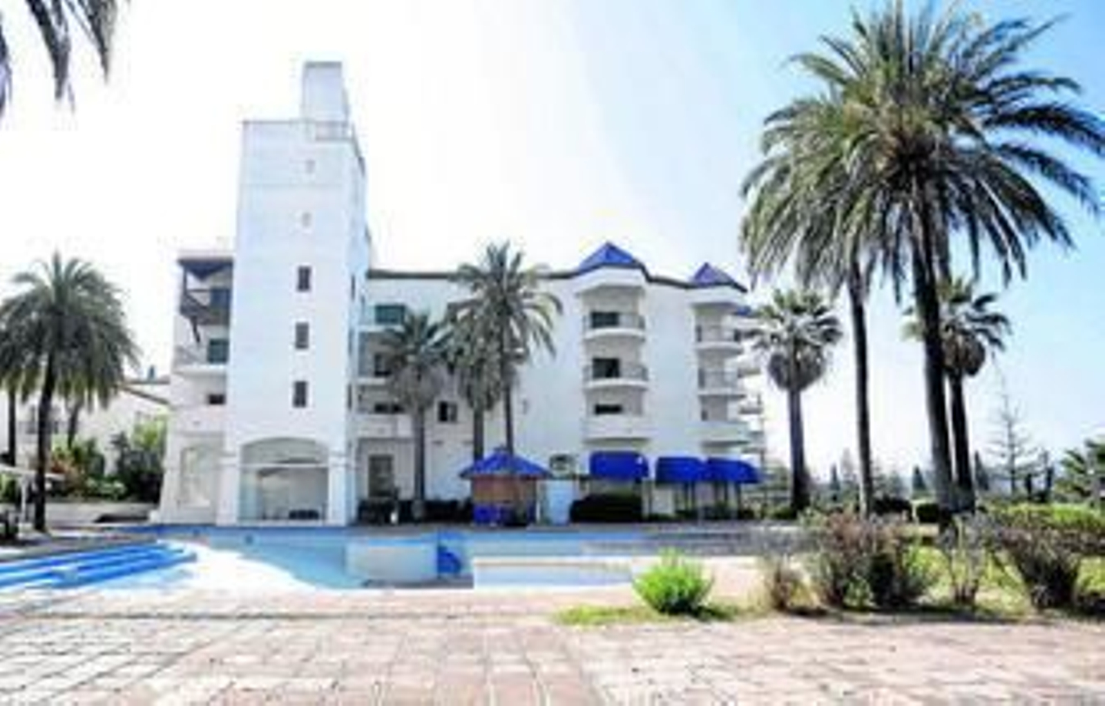 El antaño prestigioso hotel Byblos lleva años abandonado y sus propietarios deben 11 millones de euros a Hacienda.