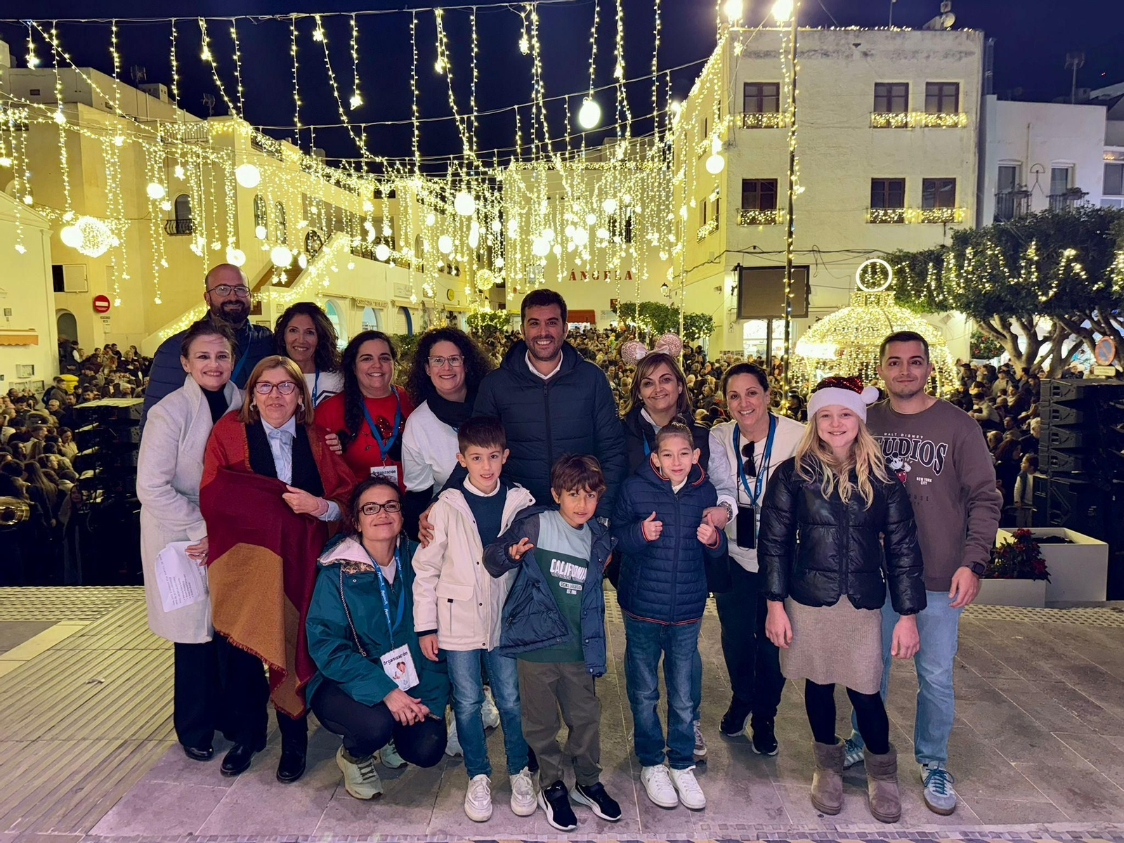 Francisco García, alcalde de Mojácar, junto a los niños que han protagonizado el encendido.