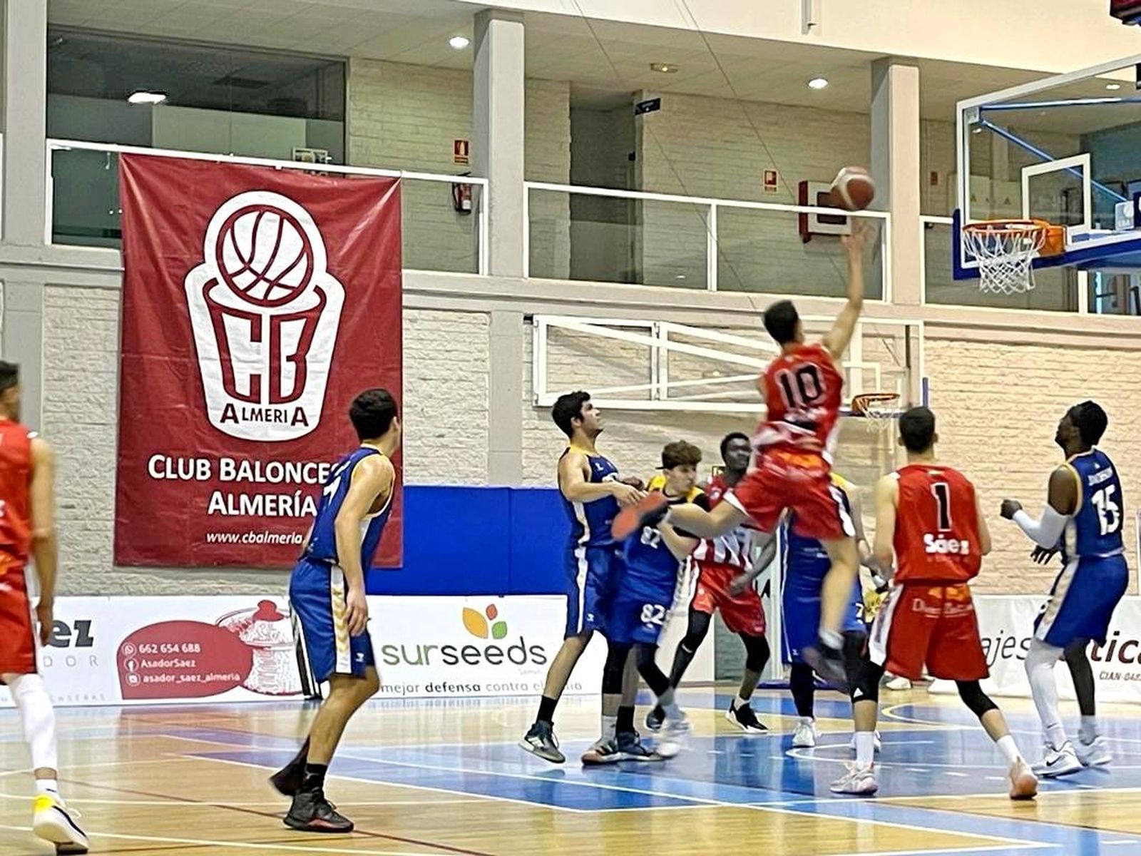 Reyes realiza una penetración a canasta