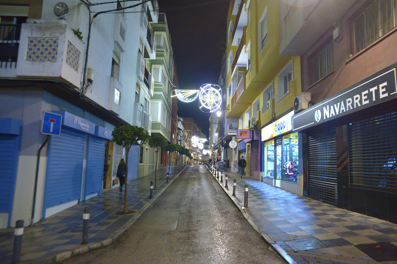Fotos de ambiente de las calles de Algeciras el primer fin de semana de horario nocturno.
