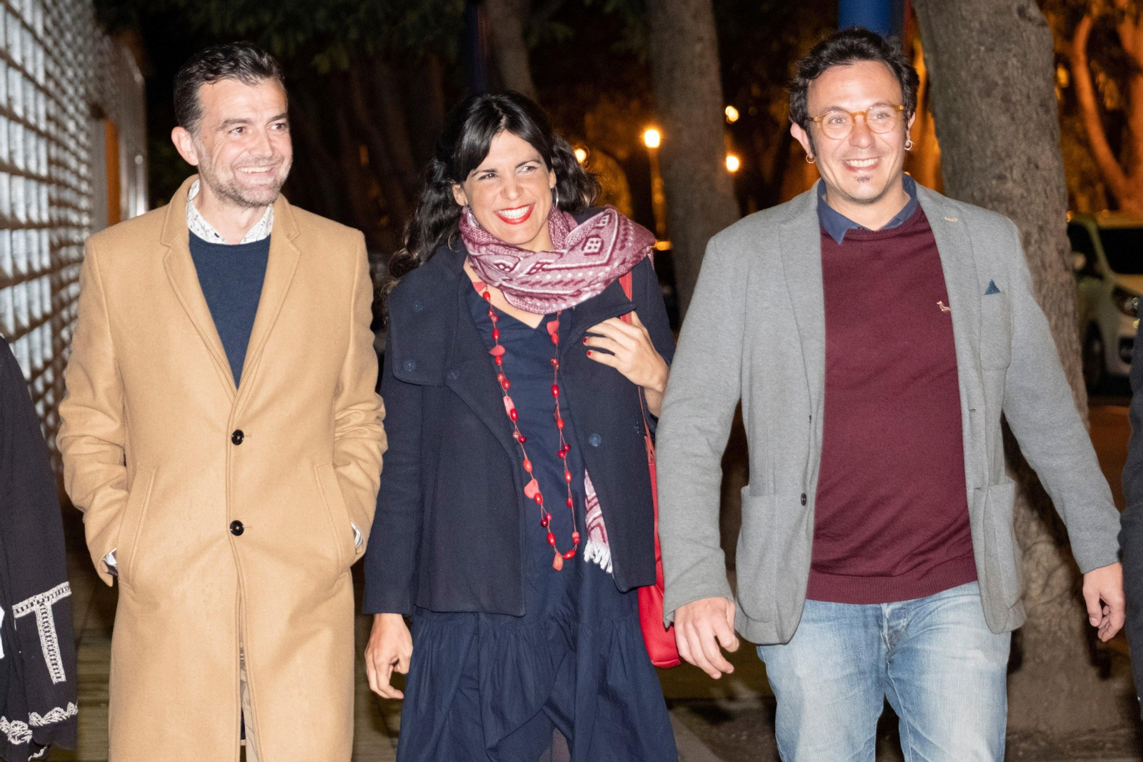 Antonio Maíllo, Teresa Rodríguez y su pareja y el alcalde de Cádiz, José María González, ayer hoy Sevilla.