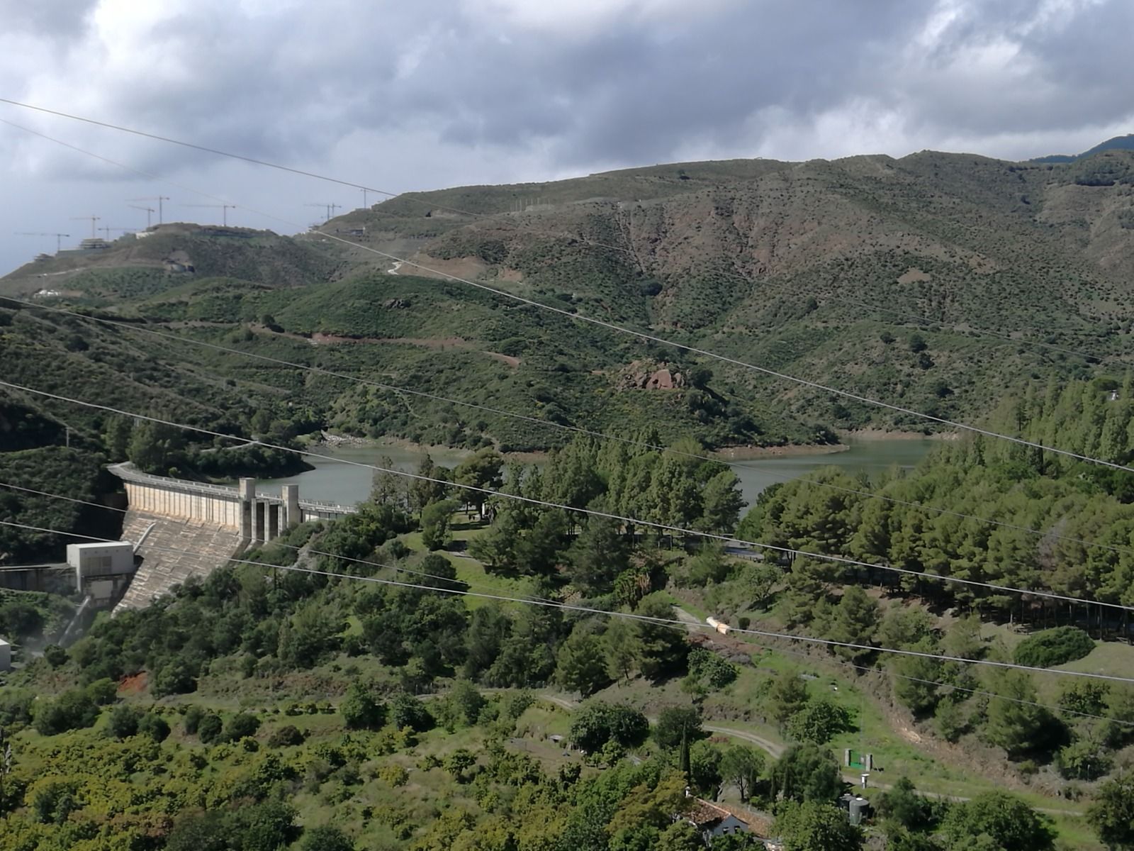 El embalse de la Concepción, en Istán, tras las últimas lluvias, en imágenes
